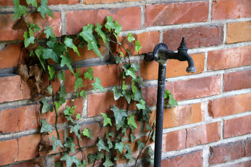 Wasserhahn an einer Hauswand