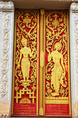 Fototapeta na wymiar Rze¼by świątyni drzwi w Laosie
