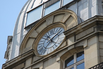Fototapeta na wymiar Horloge d'un immeuble du quartier de Popincourt à Paris
