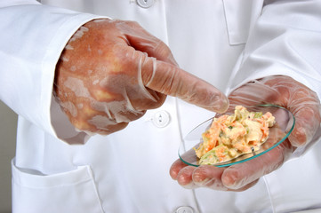Gemüsesalat mit Mayonnaise wird im Lebensmittellabor untersucht