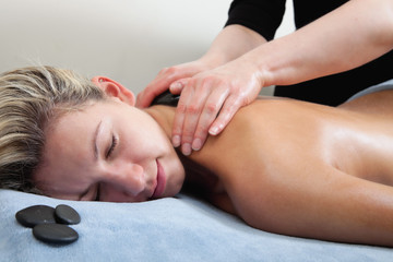 Obraz na płótnie Canvas woman getting spa massage