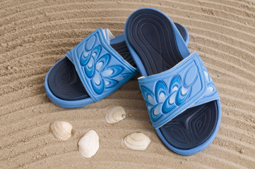 Badelatschen und Muscheln am Strand