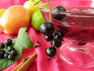 Cocktail mit Apfel, Johannisbeere und Limette