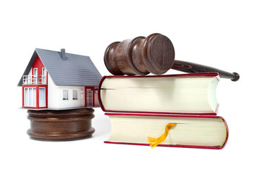 Richterhammer aus Holz mit Haus und Buch