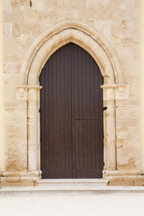 Fototapeta na wymiar Starożytna brama kościół