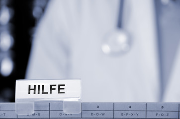 Arzt hält Akte in der Hand - Hilfe