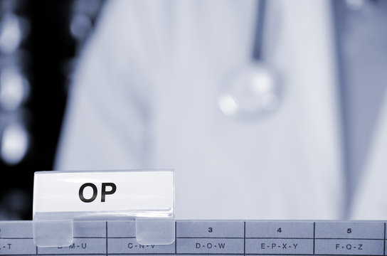 Arzt h&auml;lt Akte in der Hand - OP