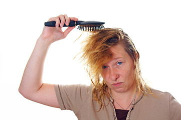 Frau mit Haarbürste