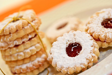 Spitzbuben (Marmeladenplätzchen) mit Puderzucker
