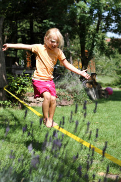 Kind mit Slackline