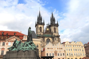 Fototapeta na wymiar Prag, Allstädter Ring, HUs Denkmal, Teyn kirche