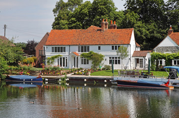Whitewashed Riverside House with Moorings © Chris Lofty