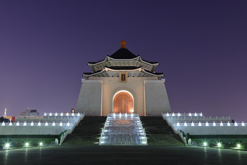 chiang kai shek memorial hall at night - obrazy, fototapety, plakaty