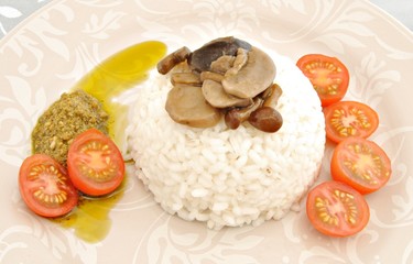 Arroz blanco con setas y tomate