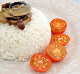 Arroz blanco con setas y tomate