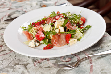 Salad with strawberries