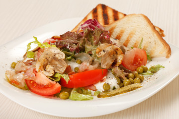 bacon with vegeatables and toasts