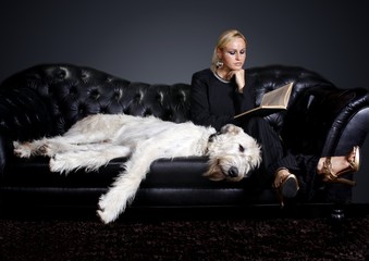 junge Frau mit Hund liest Buch