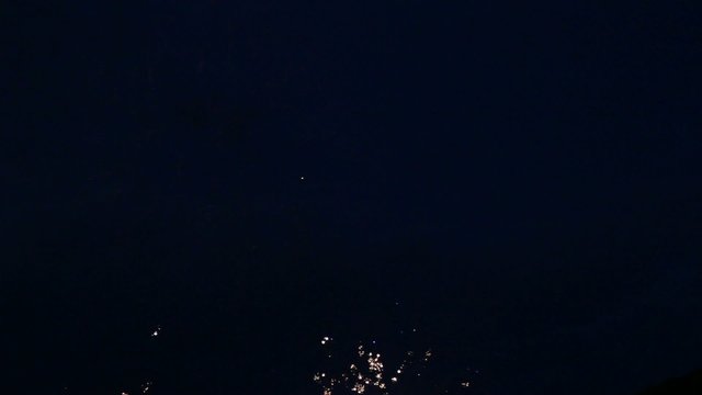 Feuerwerk mit bunten Raketen und Spr&uuml;heffekt