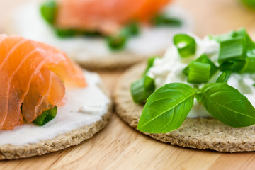Crispbread with quark, smoked salmon and herbs