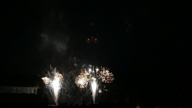 Feuerwerk mit sehr sch&ouml;nem wei&szlig;en Glitzereffekt und Endknall