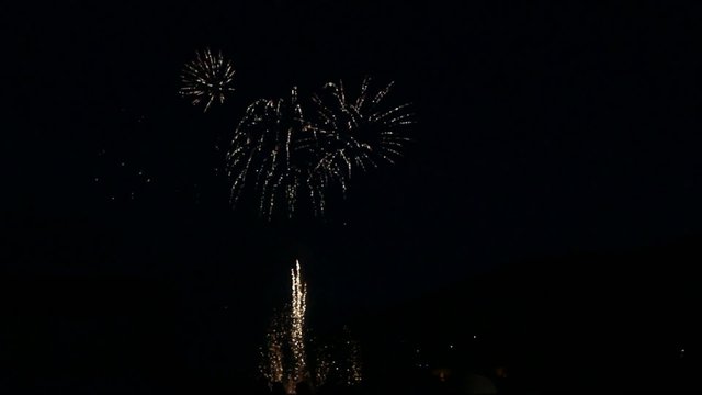 Feuwerk mit sch&ouml;nem Flie&szlig;effekt und roten und wei&szlig;en Raketen