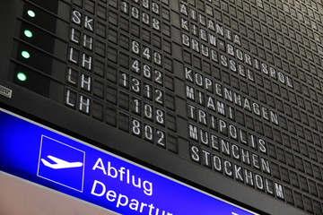 Abflugtafel am Flughafen