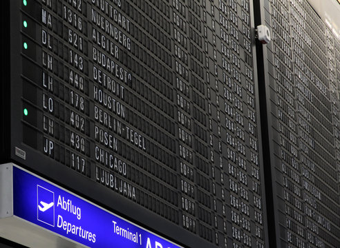 Abflugtafel am Flughafen