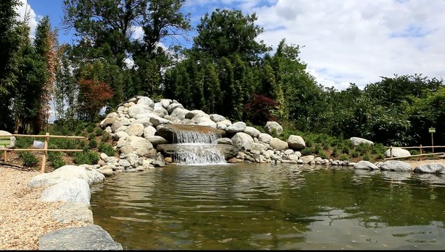 petite cascade sur bassin aquatique de jardin