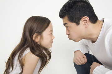 にらめっこする父子