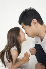 にらめっこする父子