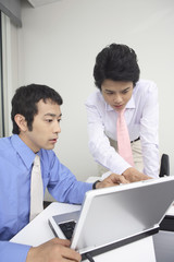 Obraz premium 打合せをするビジネスマン