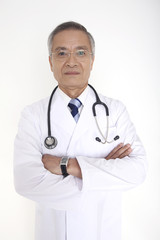 Fototapeta premium 腕組みをする男性医師