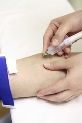 注射を打つ手