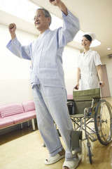 背伸びをする男性患者