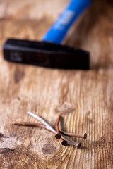 rostige Nägeln und ein Hammer