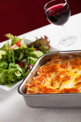 Auflaufform mit Lasagne und Salat