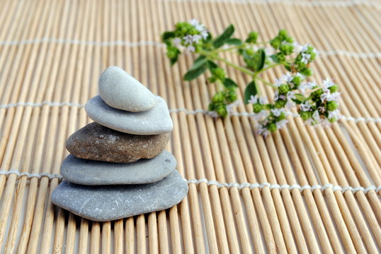 pietre zen su stuoia di bamboo