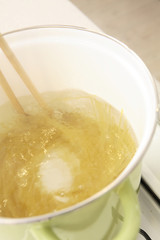 鍋の中のパスタ