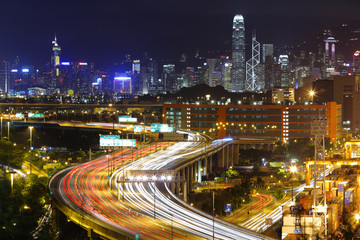Fototapeta na wymiar nowoczesne miasto i autostrada w nocy