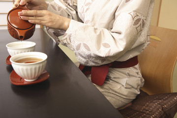 お茶を入れる女性の手元