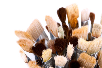 Panoplie de pinceaux sur fond blanc