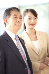 待ち合わせで待っている社長と秘書