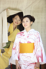 暖簾をくぐる浴衣女性