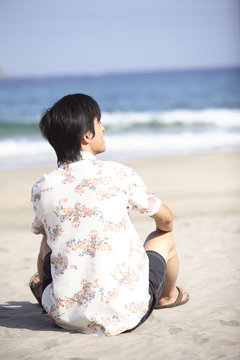 ビーチで座っている男性の後姿 Stock Photo Adobe Stock ビーチで座っている男性の後姿 Stock Photo Adobe Stock