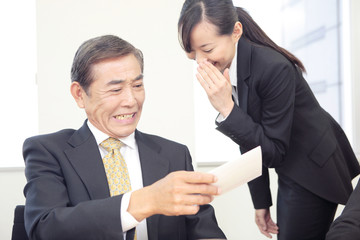 伝言を伝える秘書