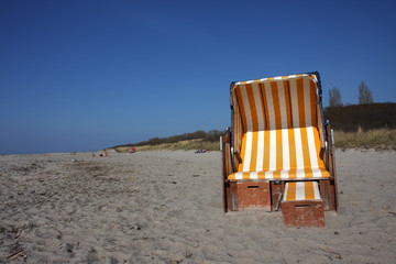 Gelber Strandkorb in der Sonne