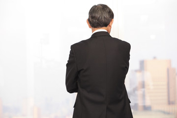 外を見下ろす社長