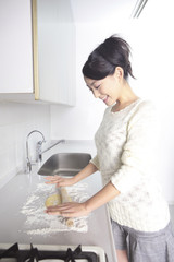 クッキーを作る女性