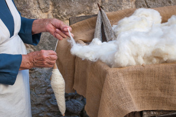 Lavoro artigianale filatura lana - obrazy, fototapety, plakaty